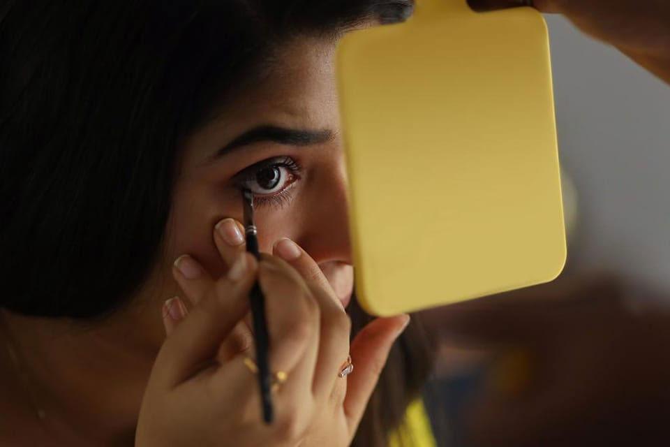 Aa Ammayi Gurinchi Meeku Cheppali offers a new year treat