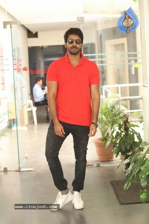 Aadhi Pinisetty Photos - 17 / 26 photos