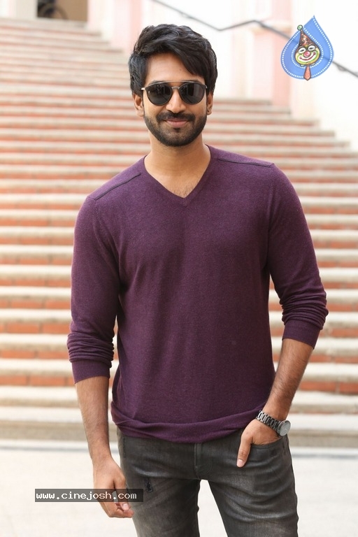 Actor Aadhi Pinisetty Pics - 13 / 21 photos