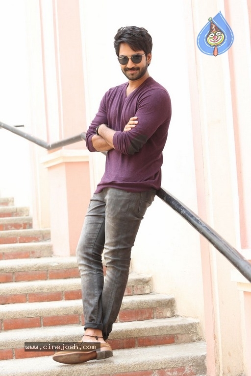 Actor Aadhi Pinisetty Pics - 17 / 21 photos