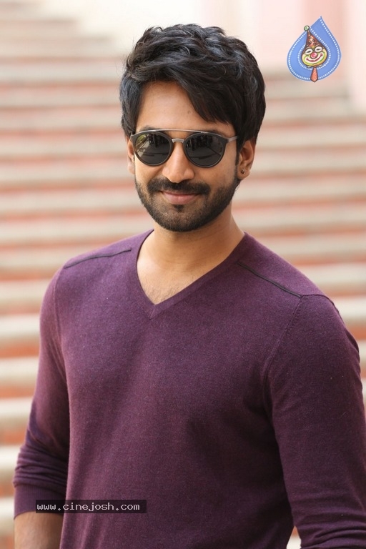 Actor Aadhi Pinisetty Pics - 19 / 21 photos