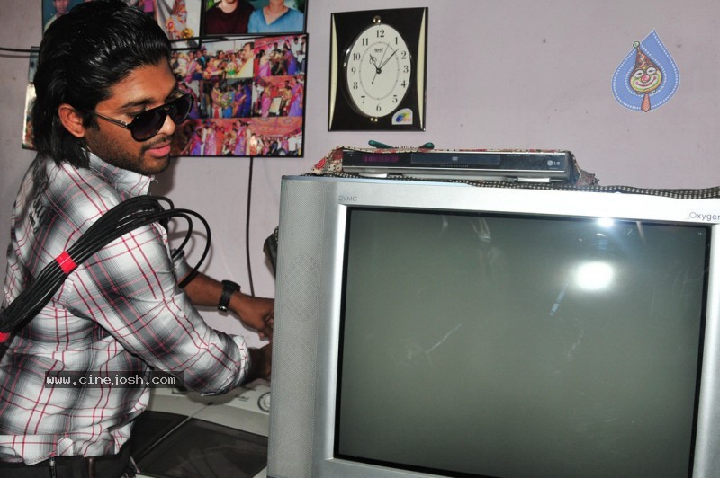 Allu Arjun as Cable Raju in Vedam Movie - 12 / 58 photos