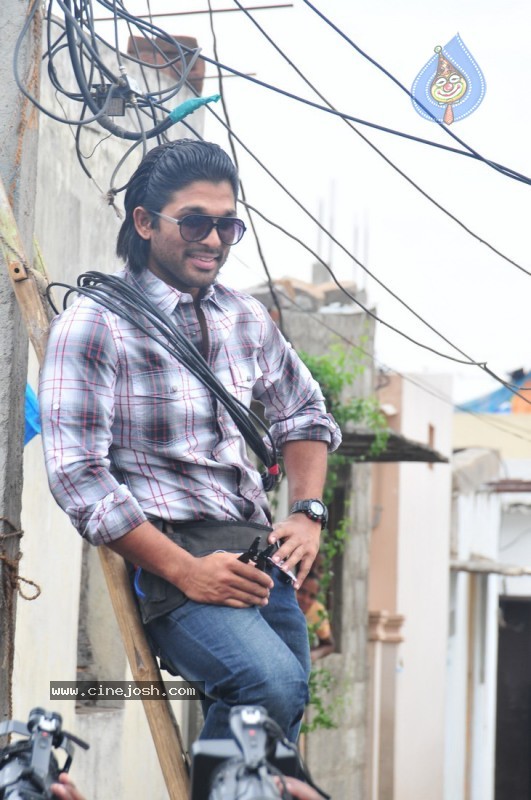 Allu Arjun as Cable Raju in Vedam Movie - 15 / 58 photos