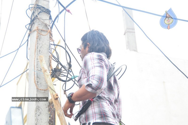 Allu Arjun as Cable Raju in Vedam Movie - 20 / 58 photos