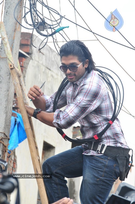 Allu Arjun as Cable Raju in Vedam Movie - 22 / 58 photos