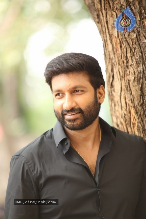 Gopichand New Stills - 10 / 20 photos