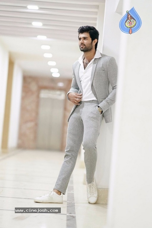 Vijay Deverakonda Photos - 4 / 4 photos