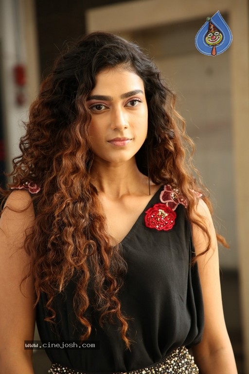 Aakanksha Singh Images - 5 / 14 photos