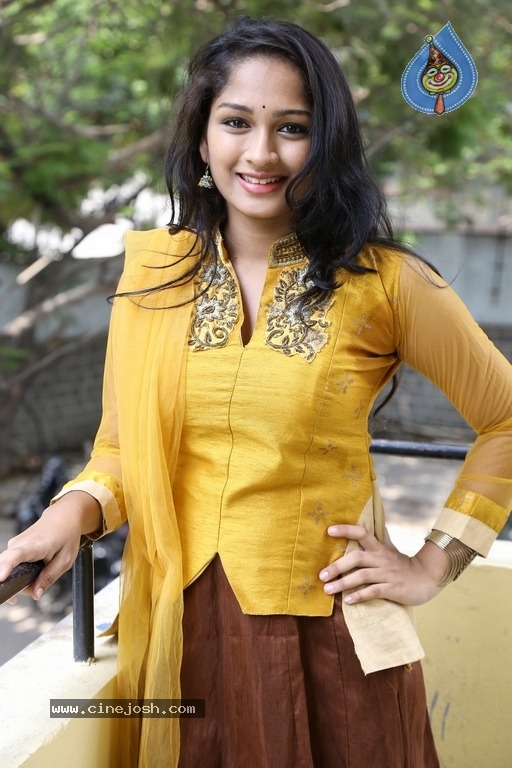 Actress Ambika Photos - 9 / 21 photos