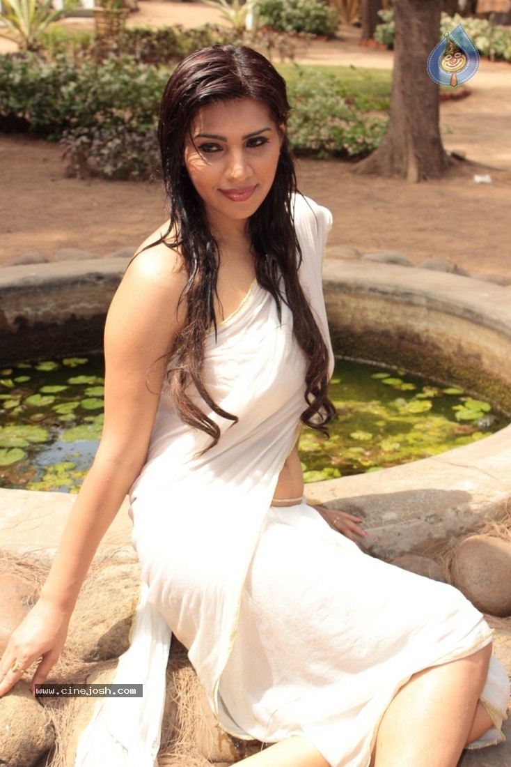 Actress Anjana Hot Photoshoot - 6 / 20 photos