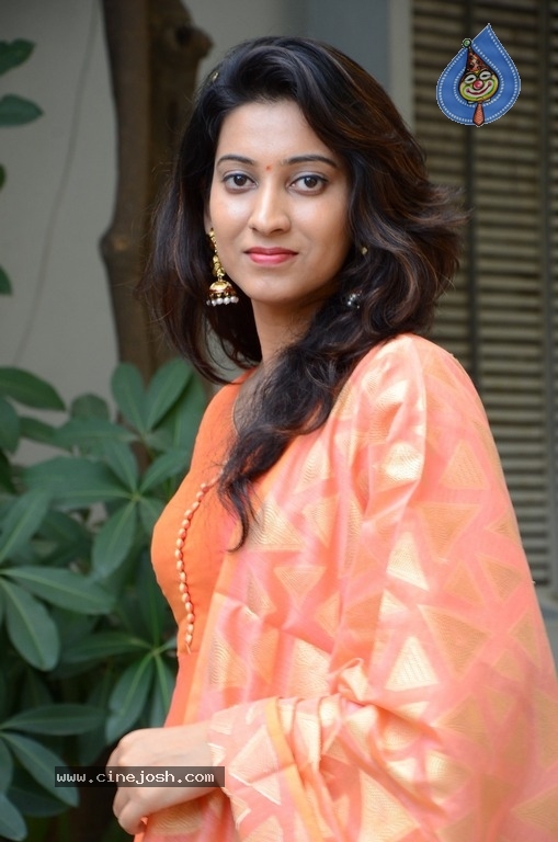 Actress Gouthami New Photos - 17 / 21 photos