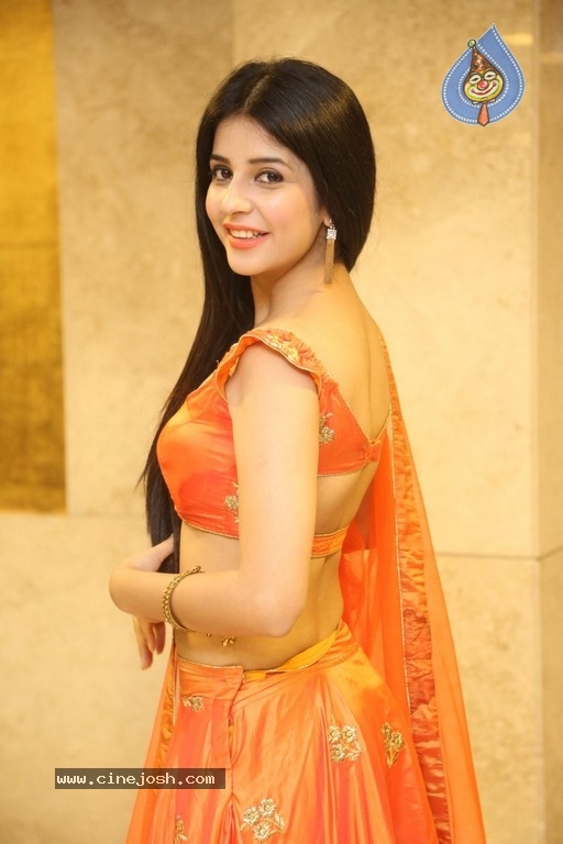 Actress Kashish Hora New Gallery - 1 / 21 photos