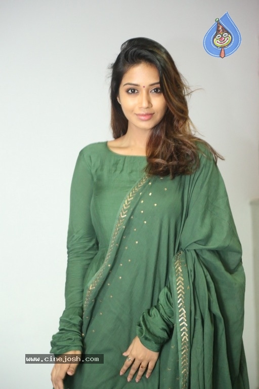 Actress Nivetha Pethuraj Gallery - 15 / 15 photos