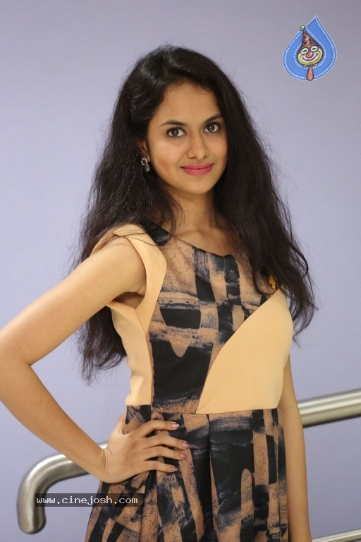 Actress Pallavi Pics - 11 / 21 photos
