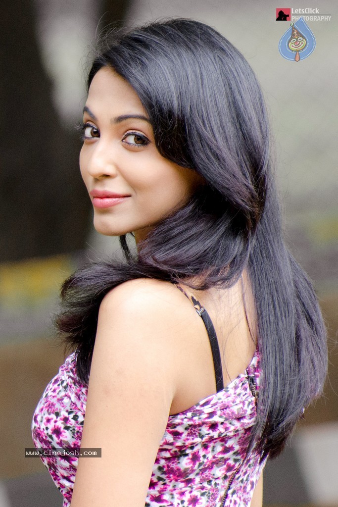 Actress Parvathy Nair Stills - 2 / 21 photos