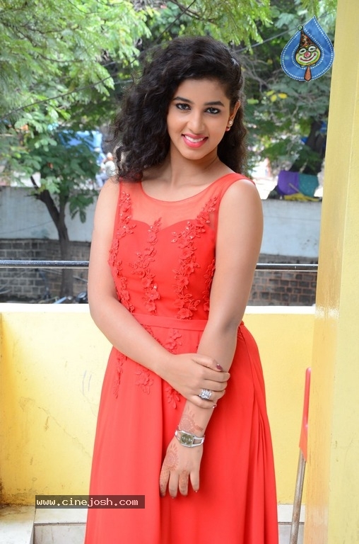 Actress Pavani Photos - 10 / 18 photos