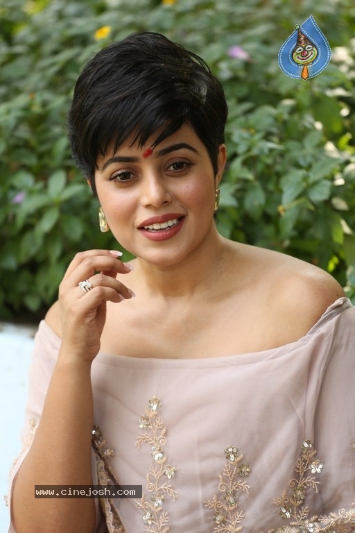 Actress Poorna Photos - 4 / 19 photos