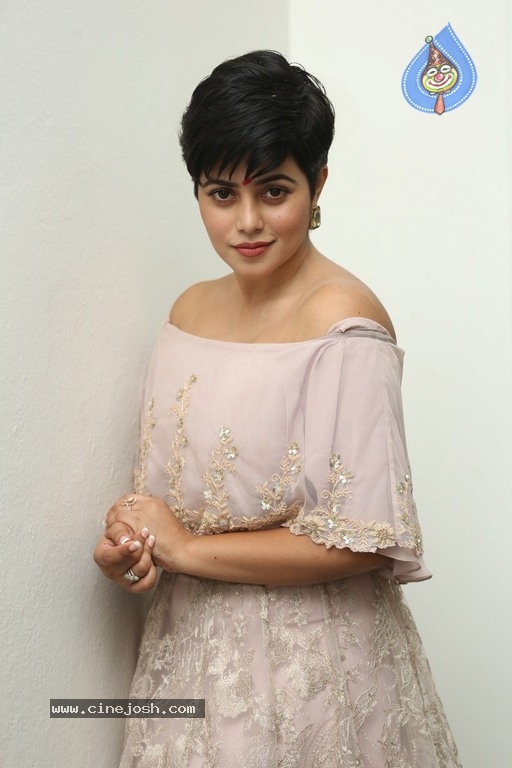 Actress Poorna Photos - 7 / 19 photos