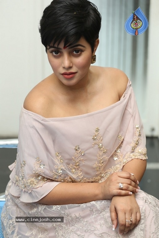 Actress Poorna Photos - 15 / 19 photos