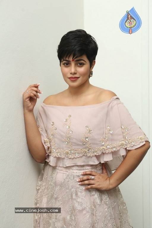 Actress Poorna Photos - 18 / 19 photos