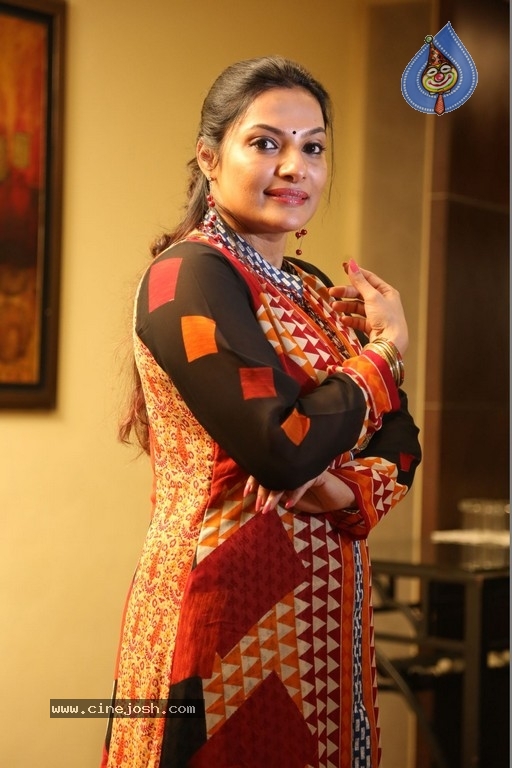 Actress Rethika Srinivas Photos - 4 / 16 photos