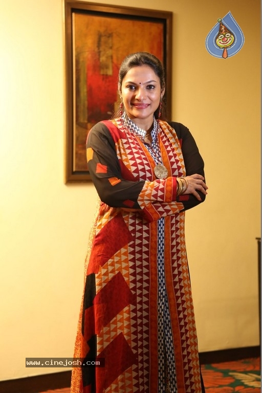 Actress Rethika Srinivas Photos - 6 / 16 photos
