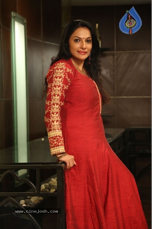 Actress Rethika Srinivas Photos - 14 / 16 photos