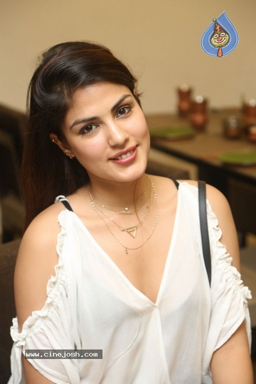 Actress Riya Images - 11 / 21 photos
