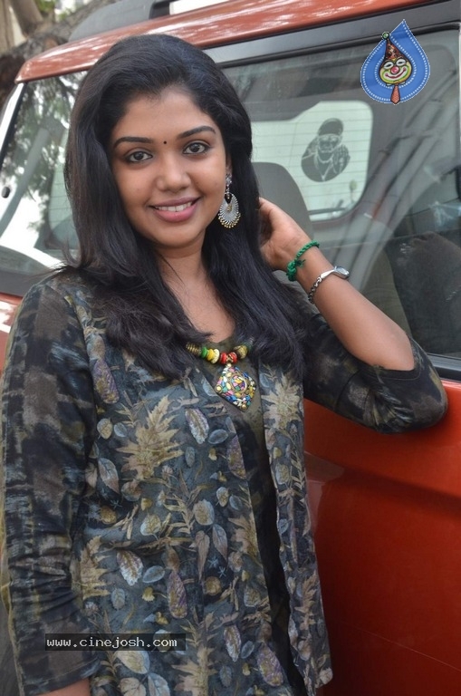 Actress Riythvika Latest Stills - 2 / 11 photos