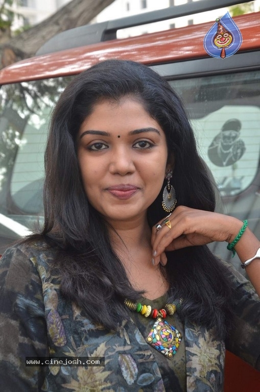 Actress Riythvika Latest Stills - 10 / 11 photos