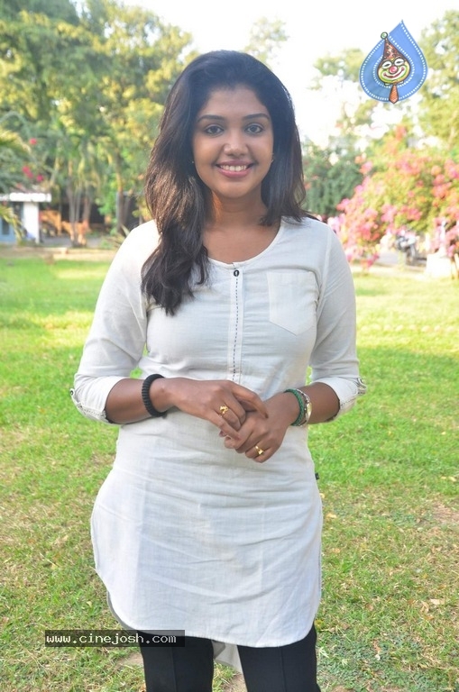 Actress Riythvika Photoshoot - 5 / 12 photos