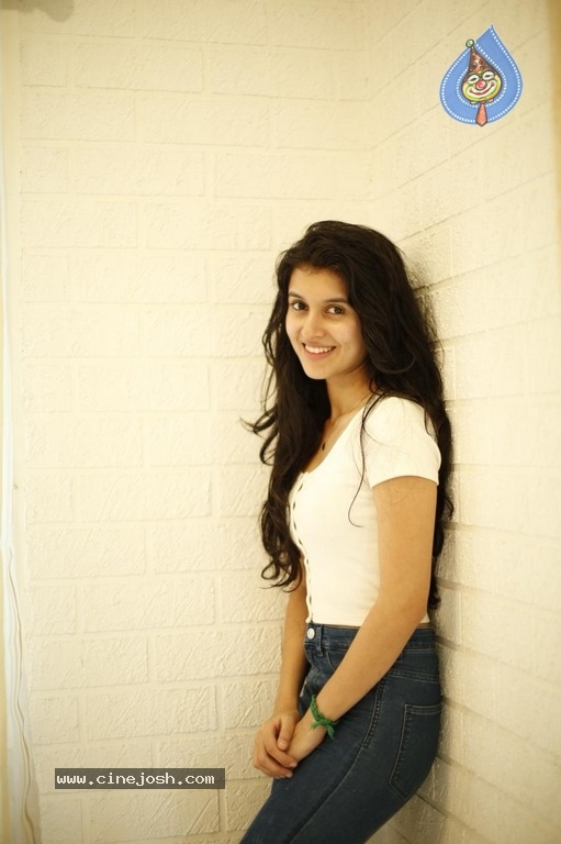 Actress Sanjana Photos - 7 / 12 photos