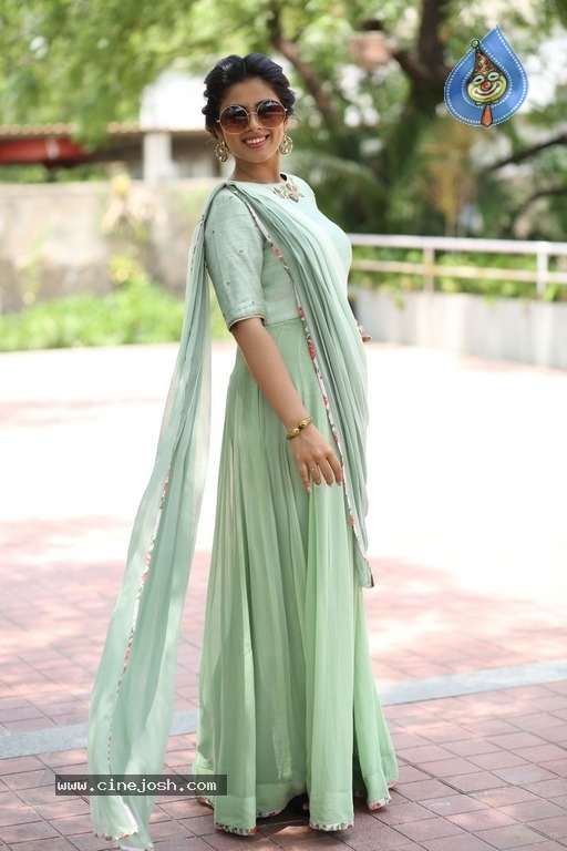 Actress Siddhi Idnani Latest Photos - 1 / 14 photos