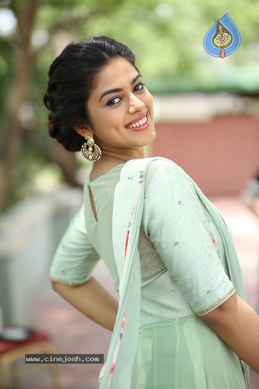 Actress Siddhi Idnani Latest Photos - 3 / 14 photos