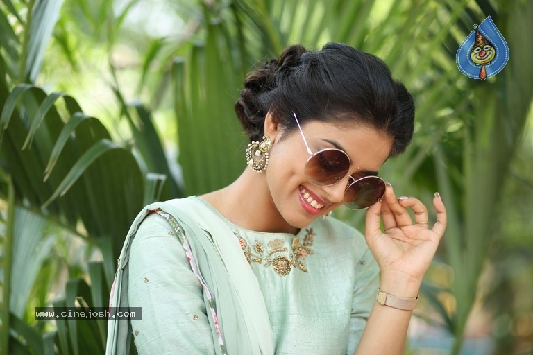 Actress Siddhi Idnani Latest Photos - 6 / 14 photos