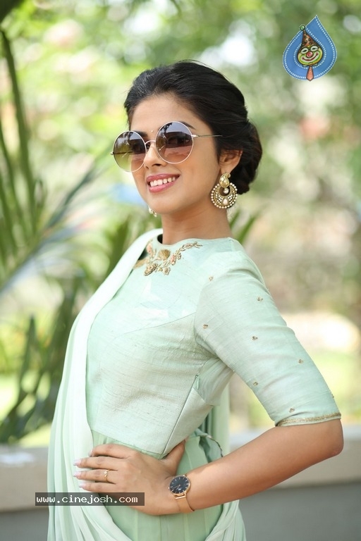 Actress Siddhi Idnani Latest Photos - 9 / 14 photos