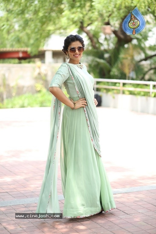 Actress Siddhi Idnani Latest Photos - 12 / 14 photos