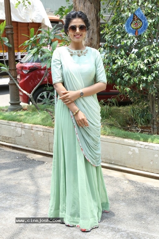Actress Siddhi Idnani Latest Photos - 14 / 14 photos