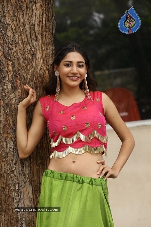 Actress Sonakshi New Photos - 5 / 21 photos