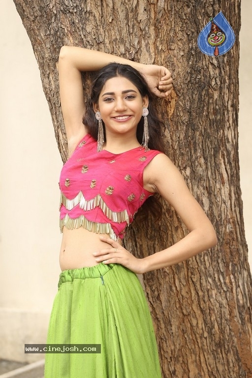 Actress Sonakshi New Photos - 17 / 21 photos