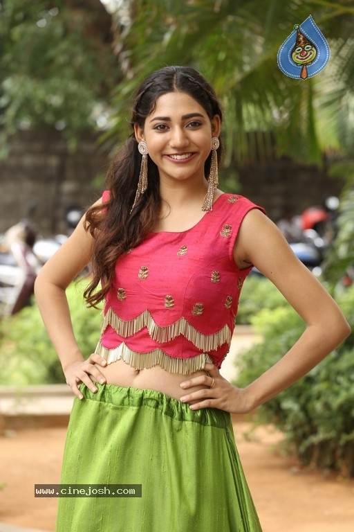 Actress Sonakshi New Photos - 21 / 21 photos