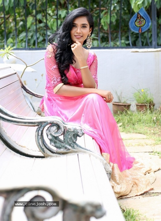 Actress SS Tanvi Photoshoot - 7 / 31 photos