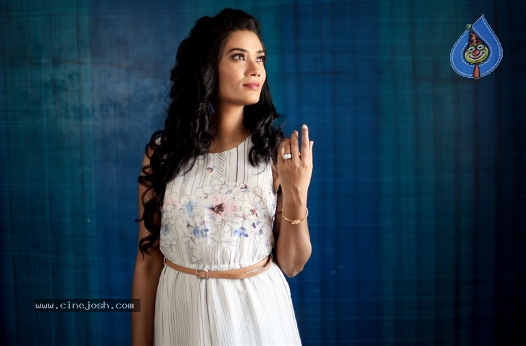 Actress SS Tanvi Photoshoot - 15 / 31 photos