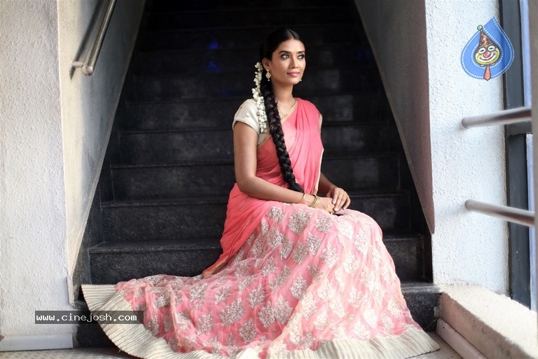 Actress SS Tanvi Photoshoot - 16 / 31 photos