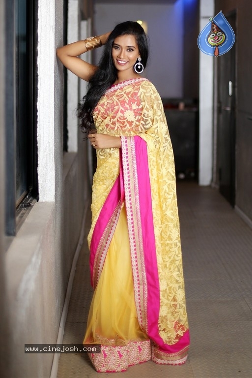 Actress SS Tanvi Photoshoot - 20 / 31 photos