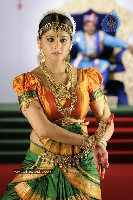 Actress Stills in Nagavalli Movie - 10 / 53 photos
