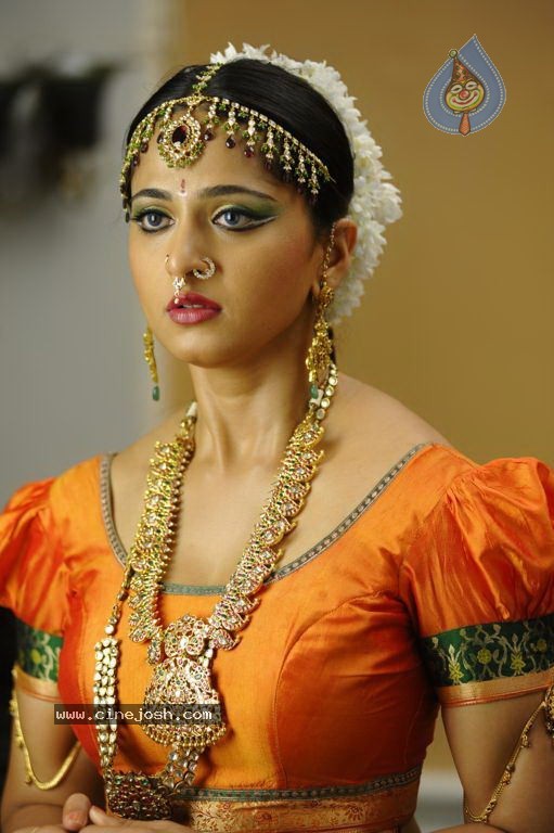 Actress Stills in Nagavalli Movie - 11 / 53 photos