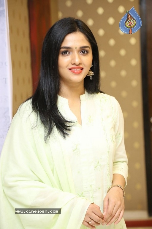 Actress Sunaina Images - 6 / 12 photos