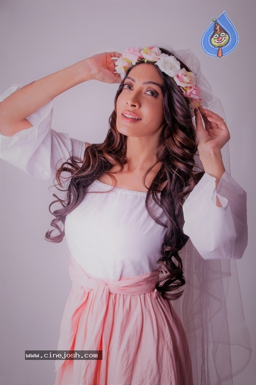Actress Surabhi Prabhu Photoshoot - 16 / 33 photos