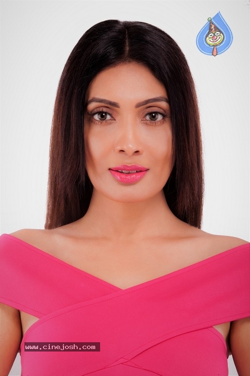 Actress Surabhi Prabhu Photoshoot - 20 / 33 photos